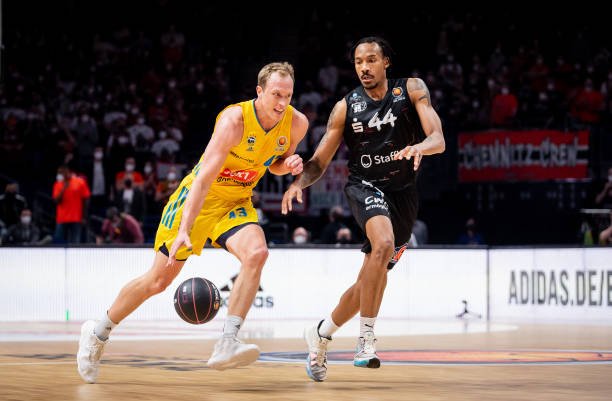 和8次助攻 和8次助攻